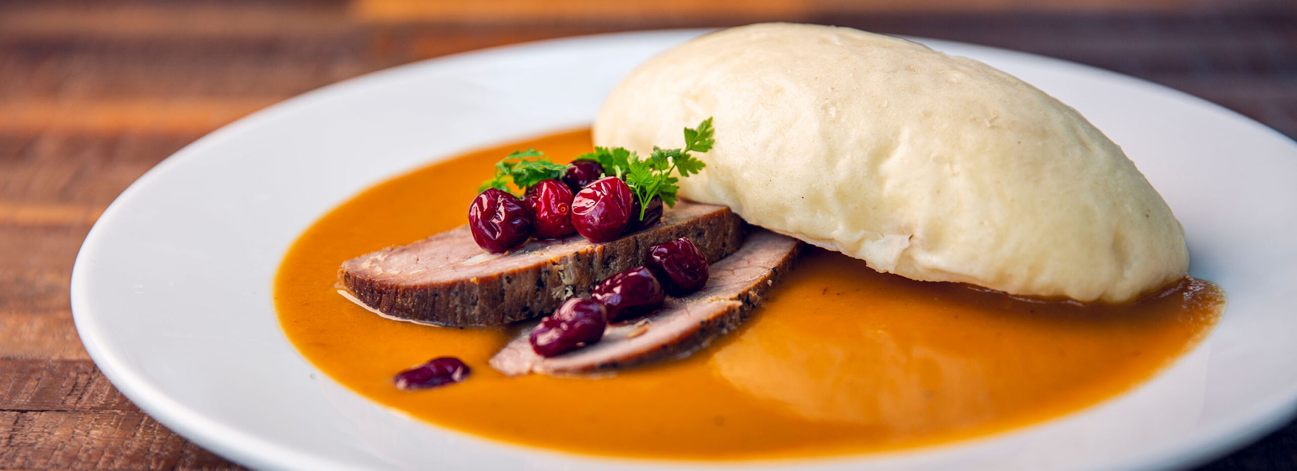 Domácí svíčková s houskovým knedlíkem a brusinkami v restauraci Květná, Bílé Karpaty