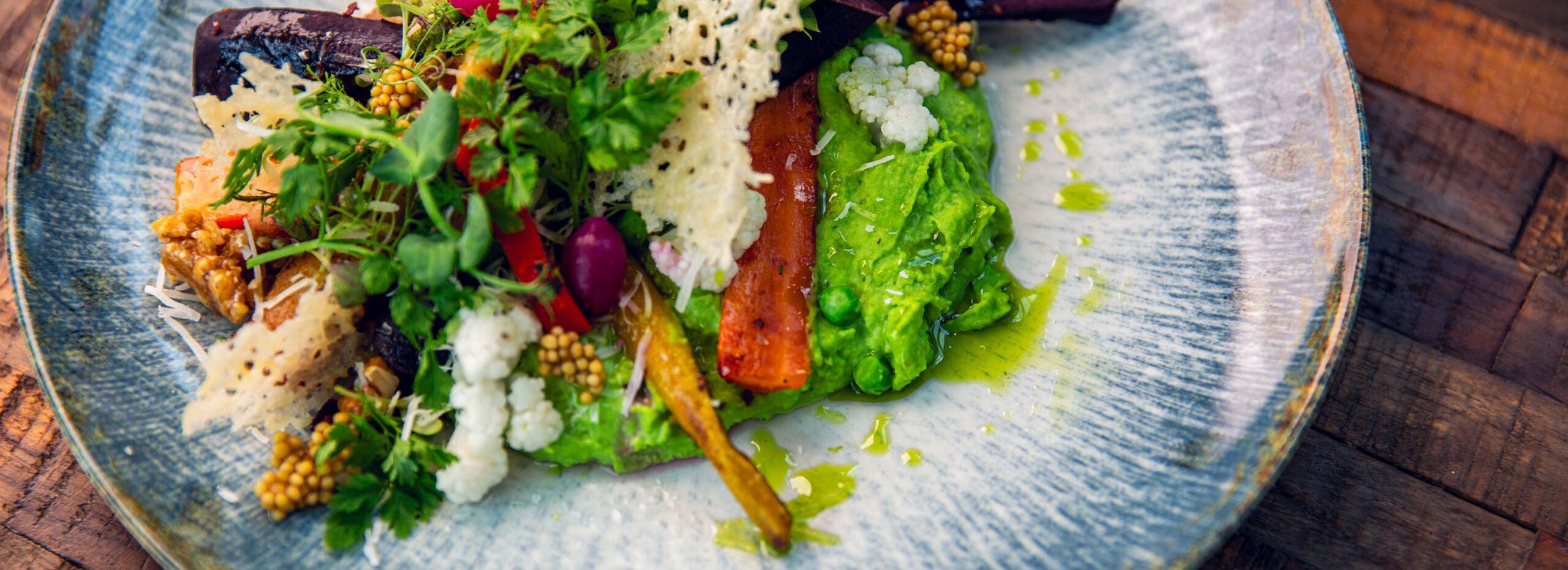 Pečená zelenina na hráškovém pyré, ořechy, kravský sýr | Restaurace Kavárka Květná